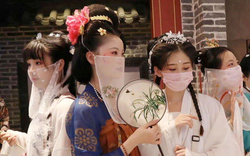 feature of traditional chinese dress