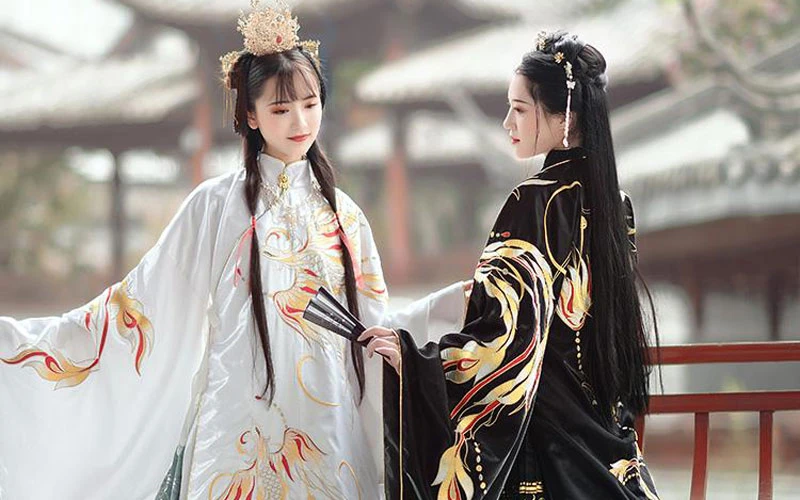 feature of traditional chinese dress black hanfu