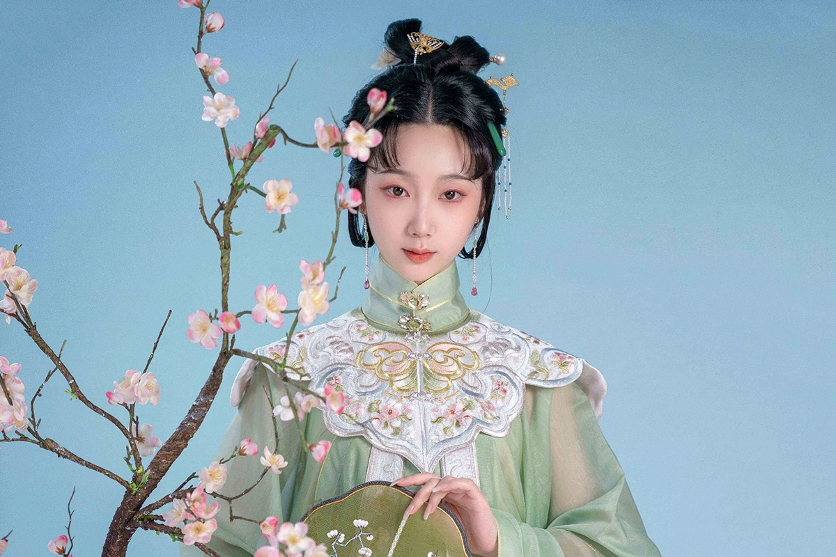 enjoy the beauty of embroidery hanfu dress