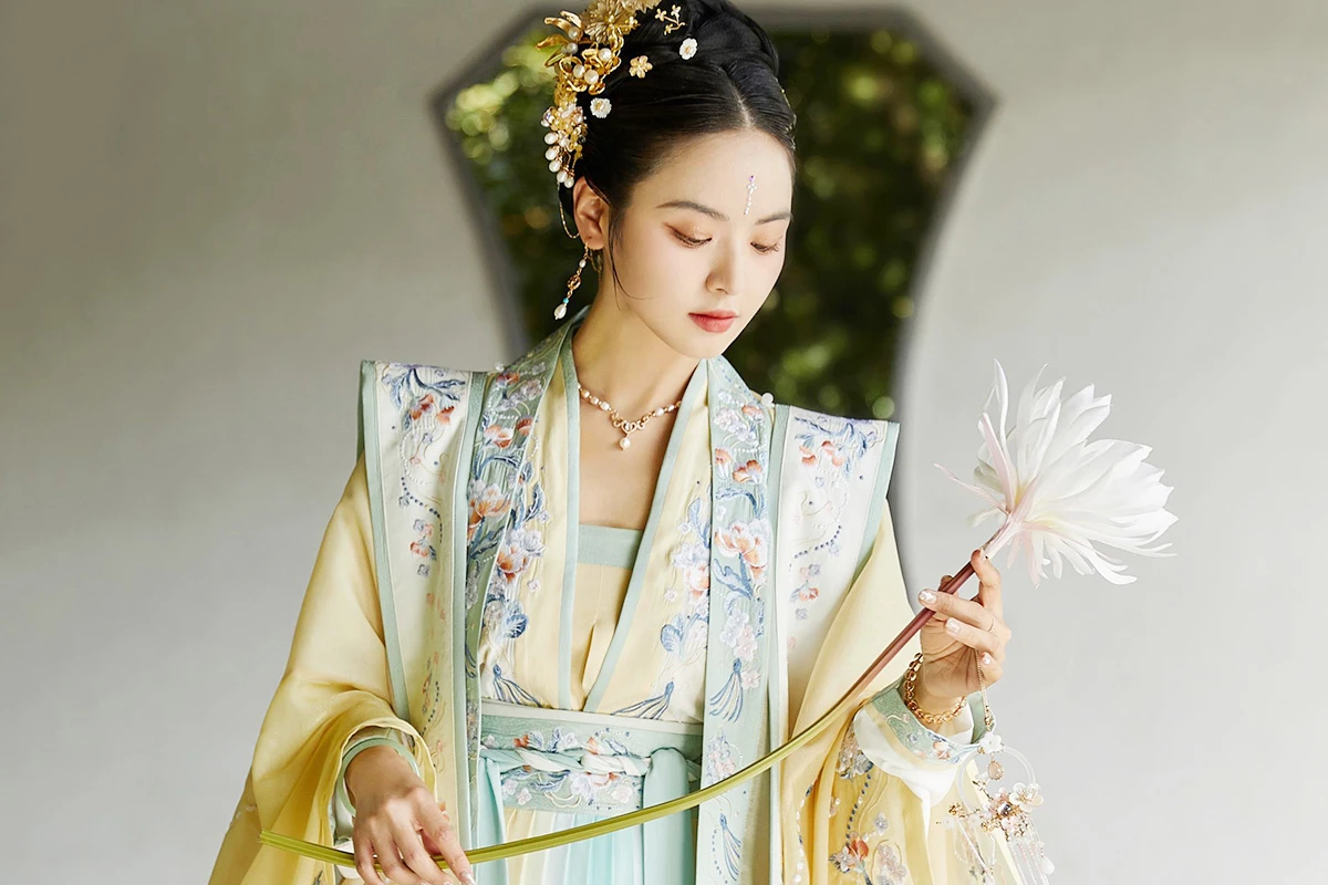 enjoy the beauty of embroidery hanfu dress