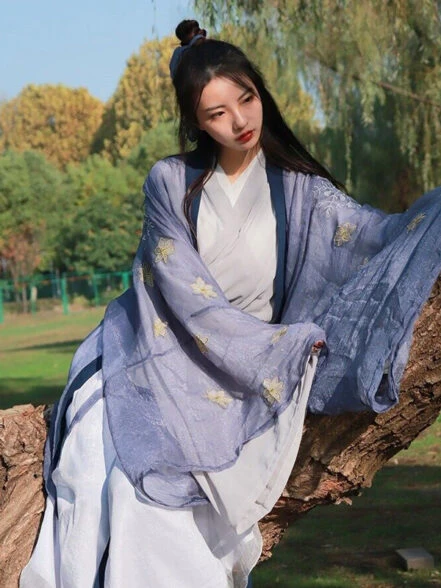 Enjoy the Beauty of Embroidery Hanfu Dress - Newhanfu