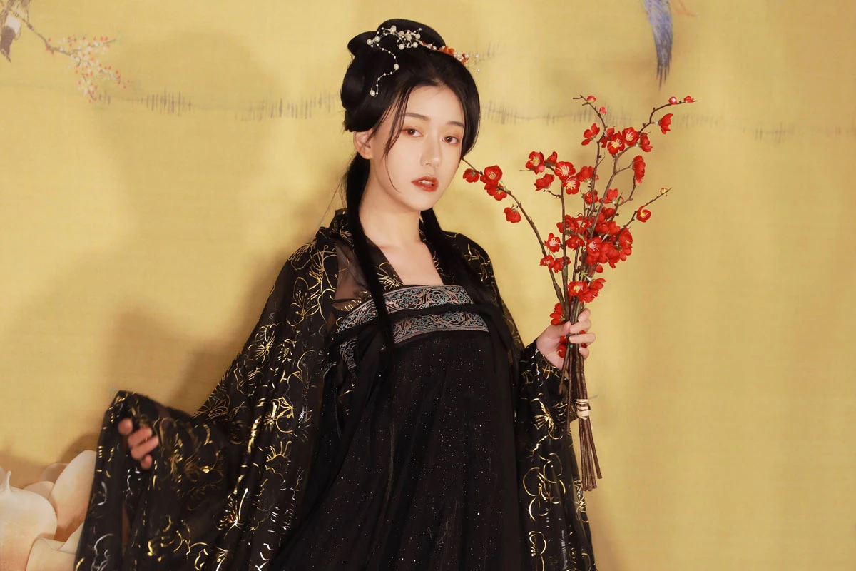 the beauty of dark hanfu china fashion trend