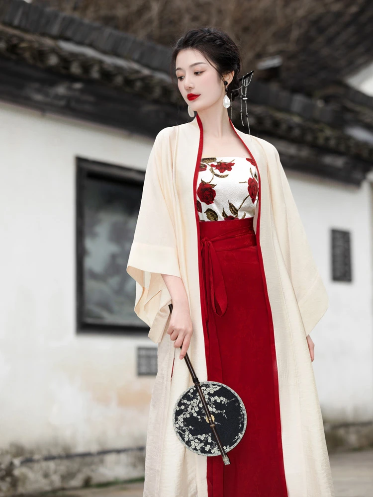 Does anyone know if Rose's dress is based off of Chinese hanfu? or