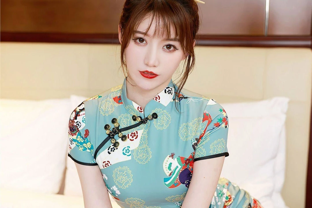 Cheongsam Tips: How to Wear, Sit in A Qipao Dress