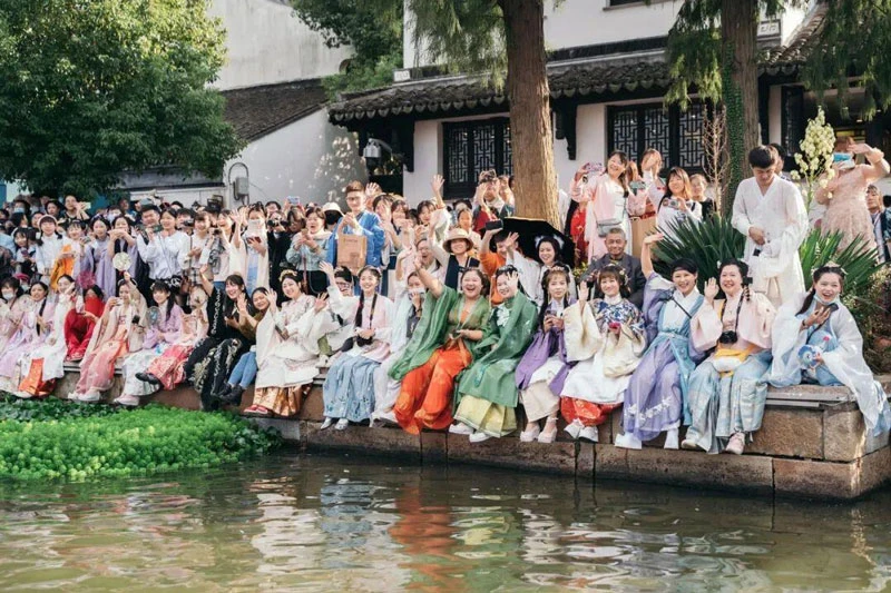 Hanfu Enthusiasts Celebrate Festival in Ancient Chinese Town 1