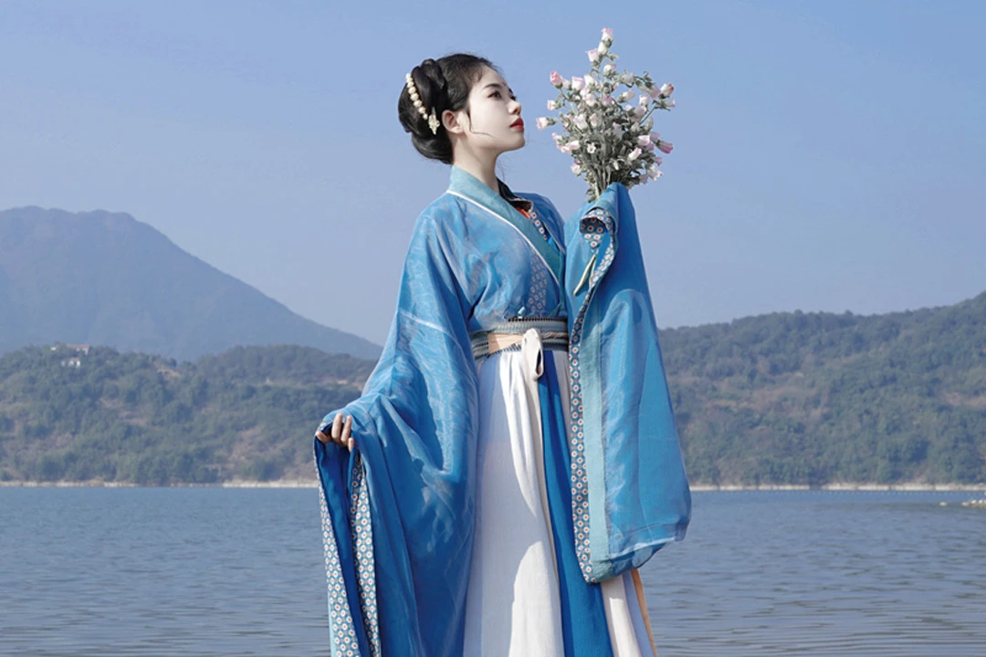 How to Wear Blue Hanfu in Different Seasons
