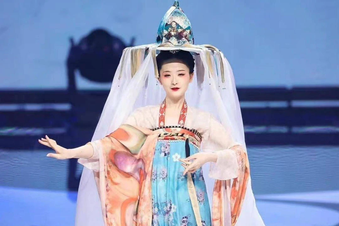 Tang Dynasty Hanfu in Modern Fashion