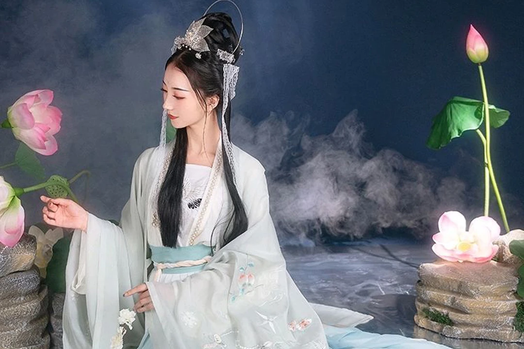 Bloom into Beauty with Traditional Floral Hanfu Dresses