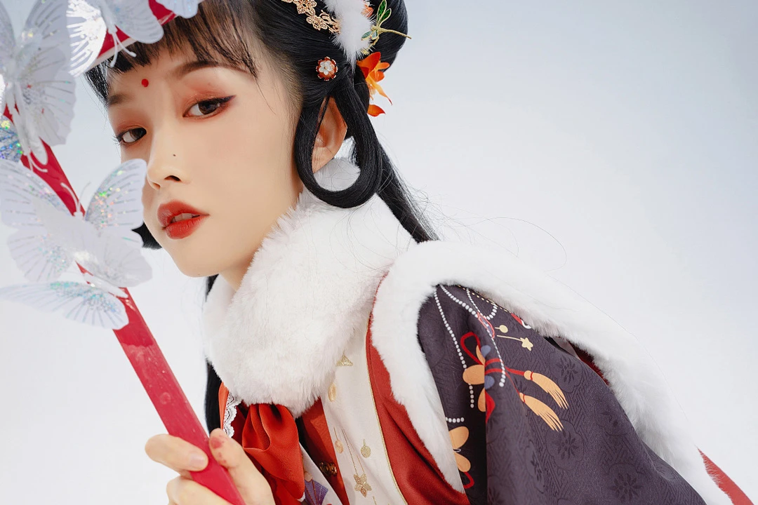 Bringing Eastern Hanfu Style Christmas Holiday