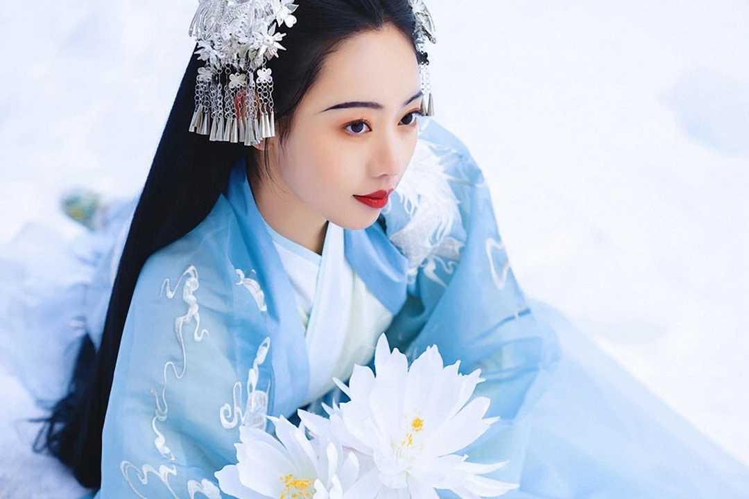 Keeping Warm on Cold Days with Winter Hanfu