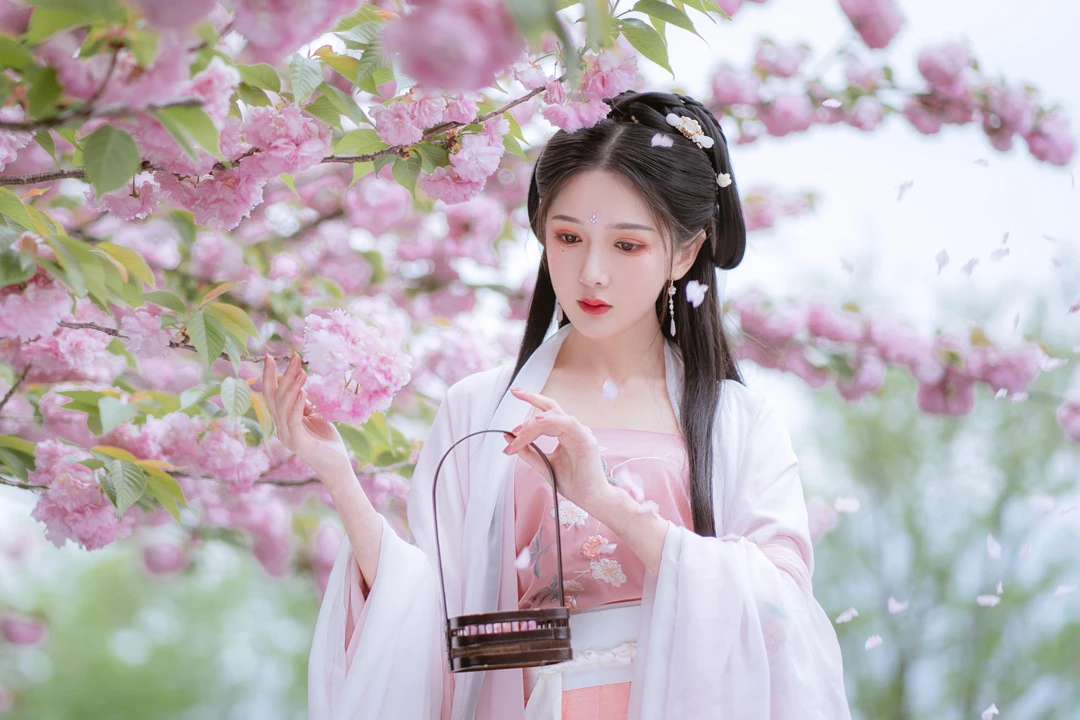 The Rise of Traditional Hanfu and Neo-Chinese Fashion