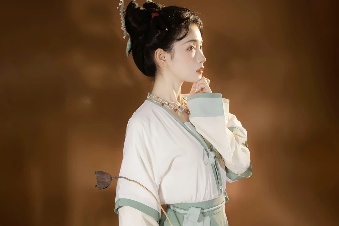 The Rise of Traditional Hanfu and Neo-Chinese Fashion