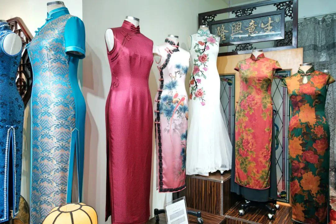 Discovering the Charm of Chinese Clothing by a Vietnamese Student