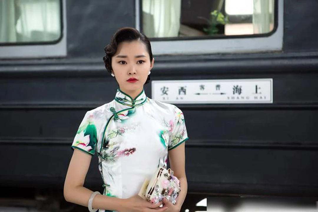 Song Yi's Qipao Charm Bridges Eras and Cultures