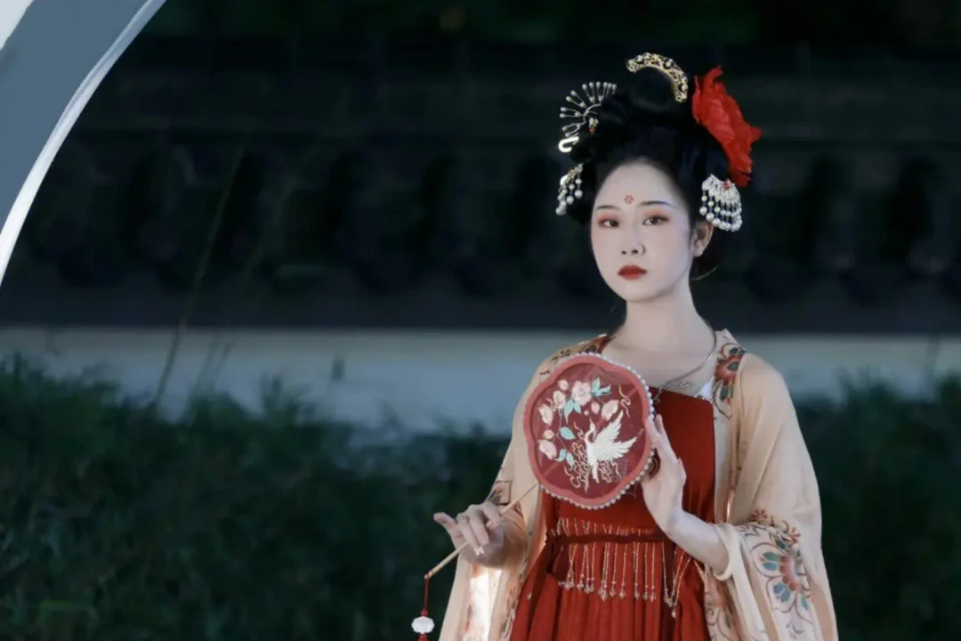 The Beauty of Women's Attire in the Tang Dynasty