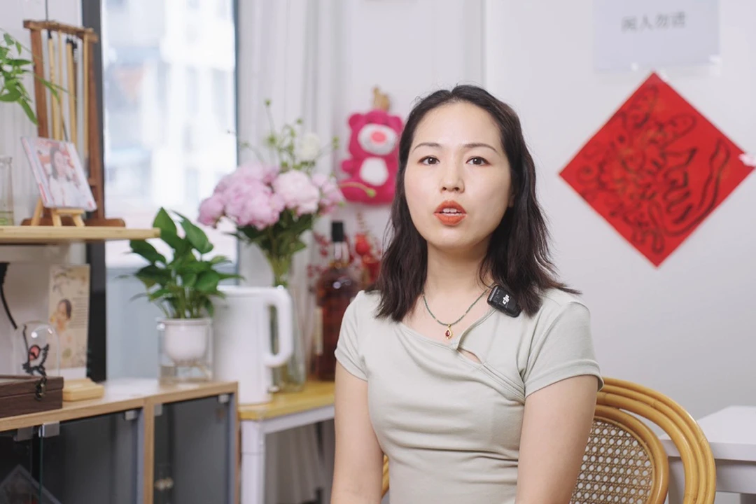90s Art Guardian Preserves Chinese Qipao Culture