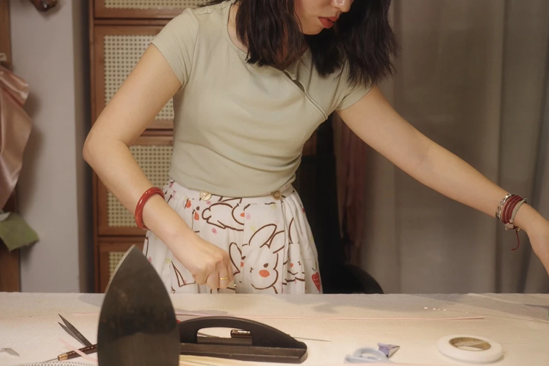90s Art Guardian Preserves Chinese Qipao Culture