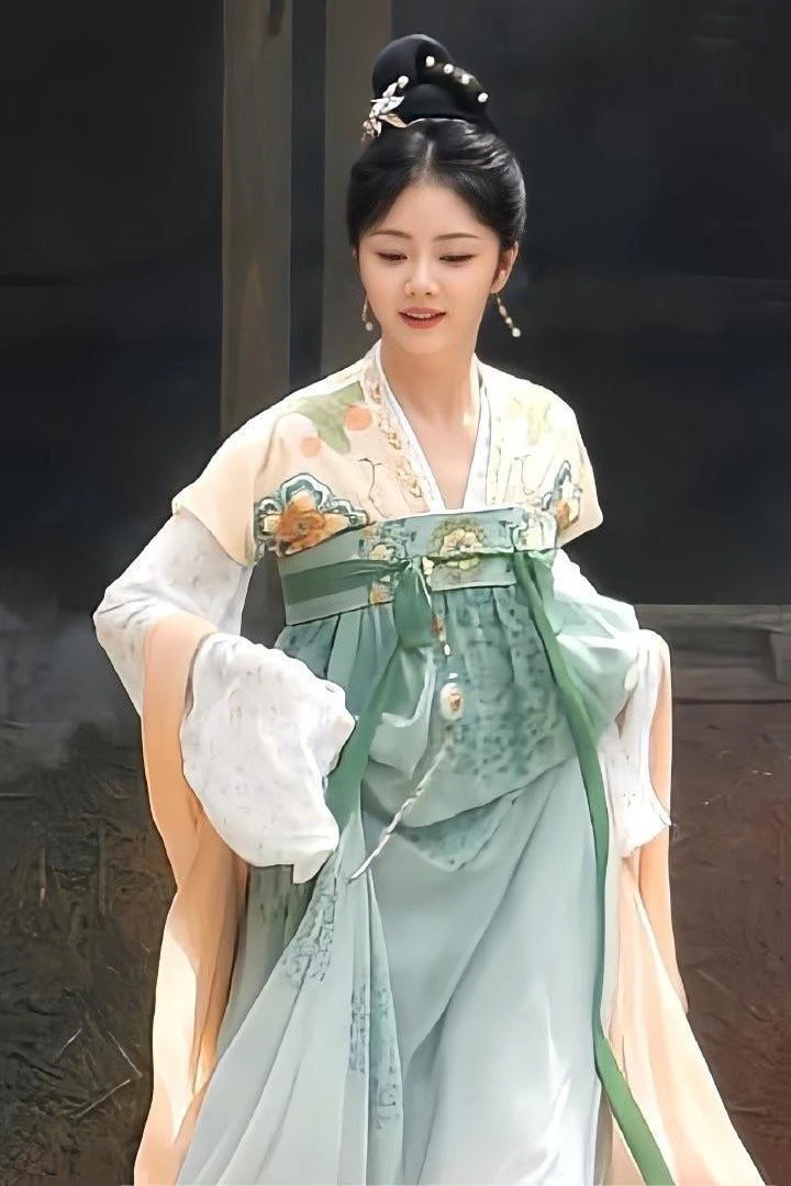 female-celebrities-showcase-the-traditional-chinese-attire