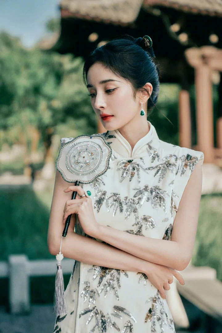 New Fashion, Yang Mi's Neo-Traditional Cheongsam Style