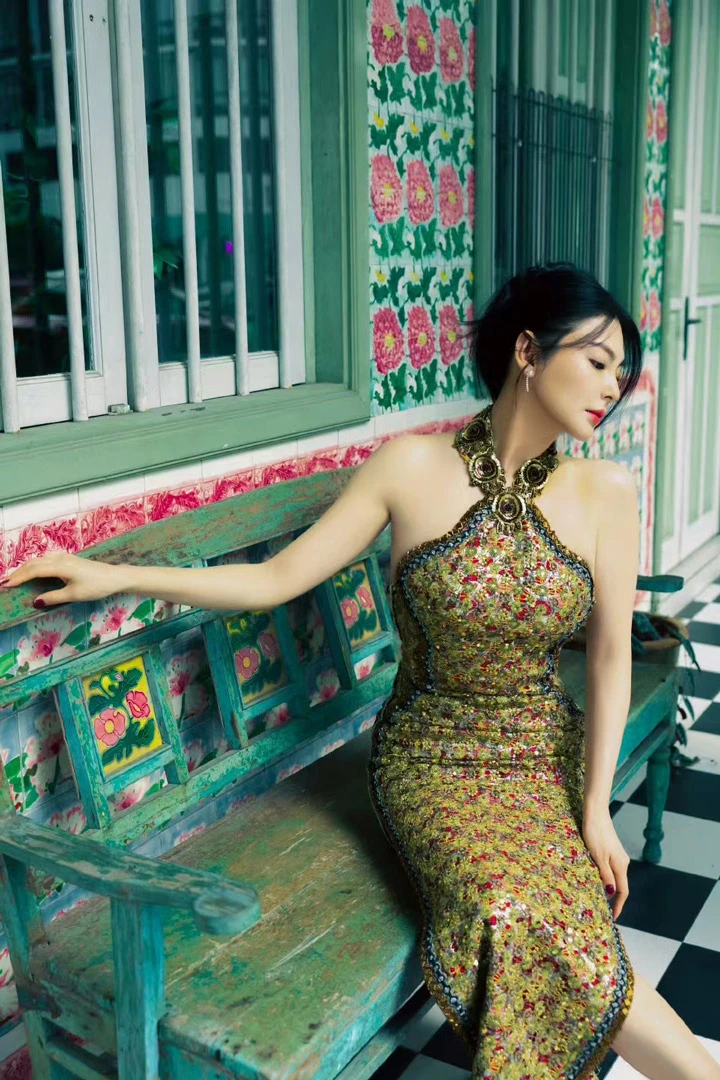 Zhang Yuqi with a Cheongsam on the Red Carpet