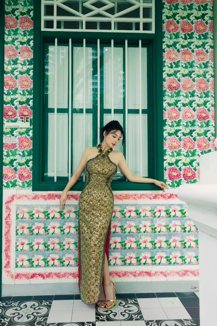 Zhang Yuqi with a Cheongsam on the Red Carpet