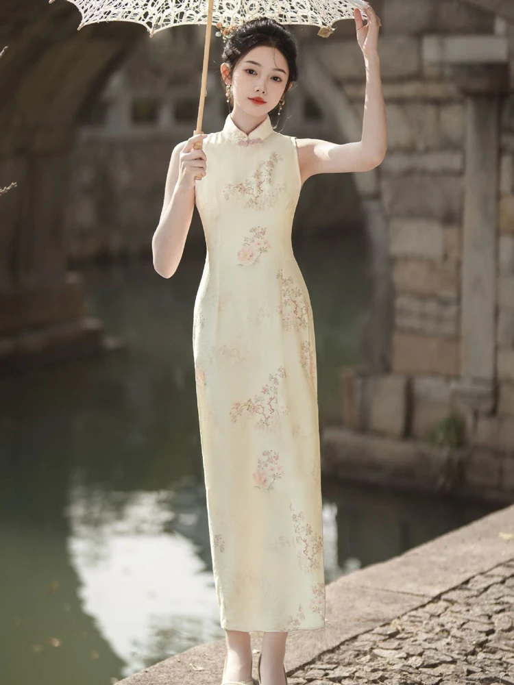 Sleeveless Cheongsam Ladies Elegant Beige Long Qipao