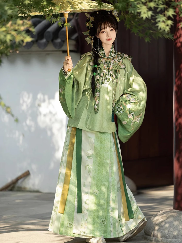 Ming Dynasty Hanfu Aoqun Autumn Green Mamian Qun