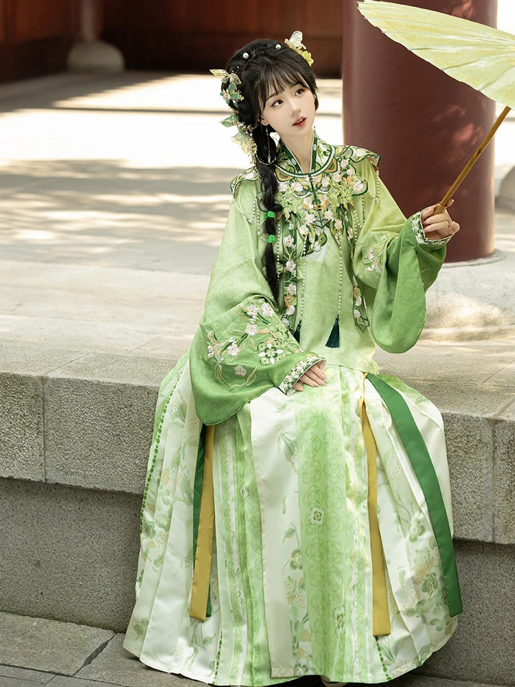 Ming Dynasty Hanfu Aoqun Autumn Green Mamian Qun