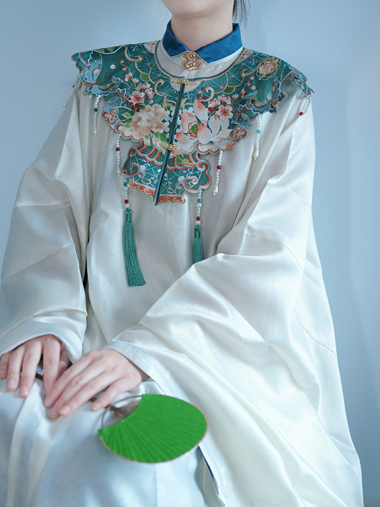 Ming Dynasty Hanfu Yun Jian Accessories Embroidered Flower Cloud Shoulder