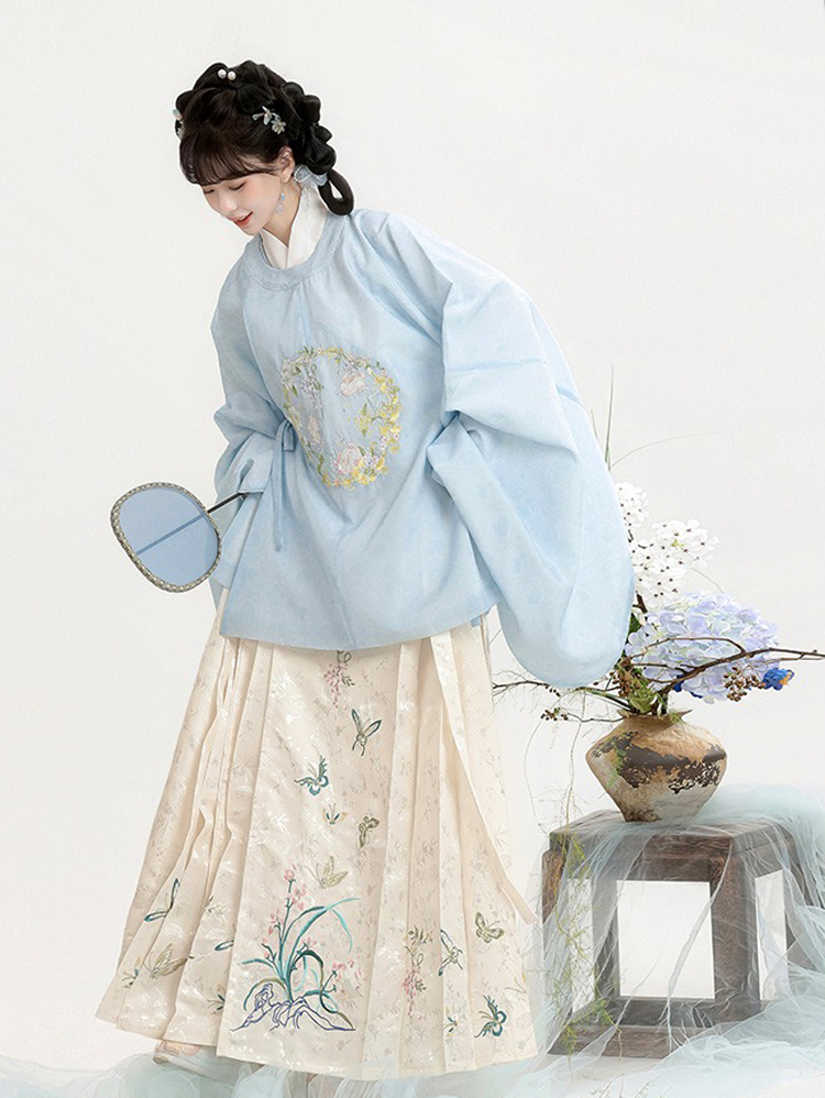 Classic Ming Dynasty Women Hanfu Round-Neck Mamian Skirt Winter Set