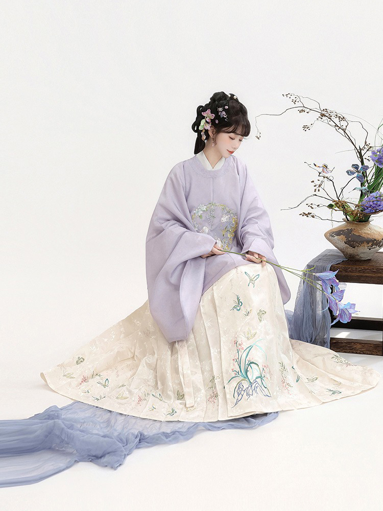 Classic Ming Dynasty Women Hanfu Round-Neck Mamian Skirt Winter Set