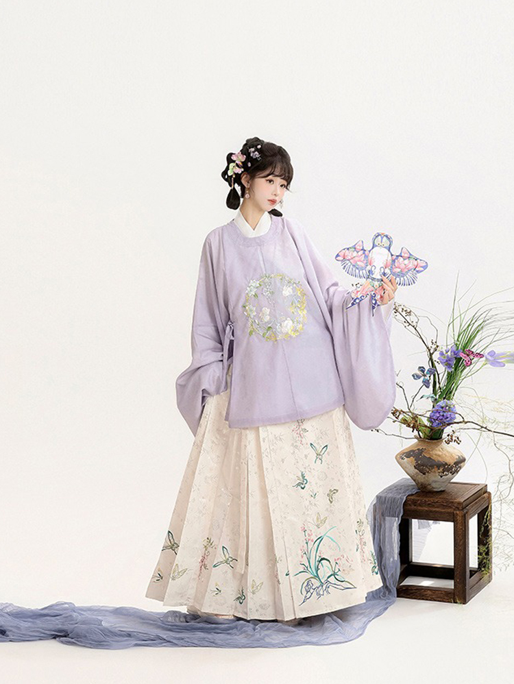 Classic Ming Dynasty Women Hanfu Round-Neck Mamian Skirt Winter Set