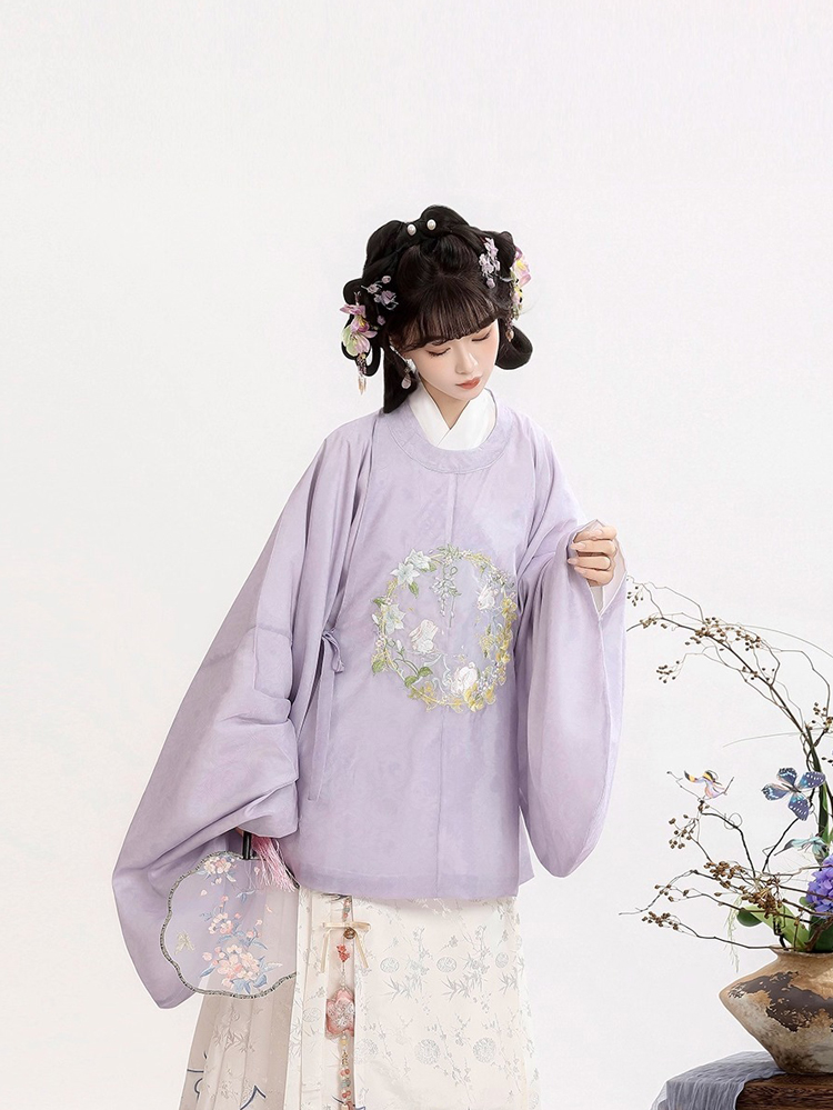 Classic Ming Dynasty Women Hanfu Round-Neck Mamian Skirt Winter Set