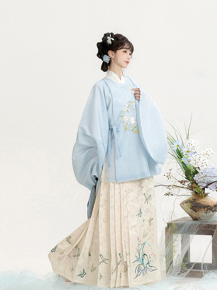 Classic Ming Dynasty Women Hanfu Round-Neck Mamian Skirt Winter Set