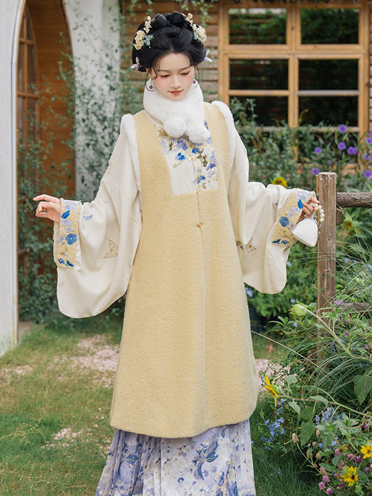 Ming Dynasty Women Long Coat and Maian Skirt Bijia Set