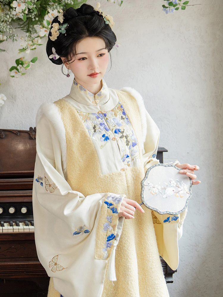 Ming Dynasty Women Long Coat and Maian Skirt Bijia Set