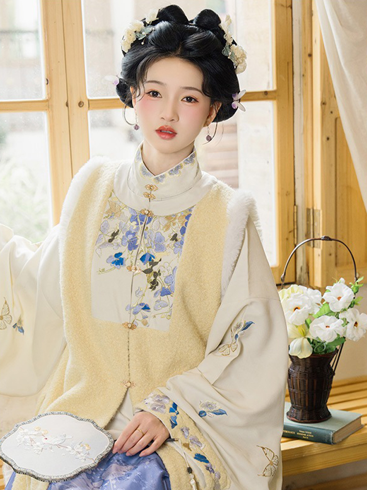 Ming Dynasty Women Long Coat and Maian Skirt Bijia Set