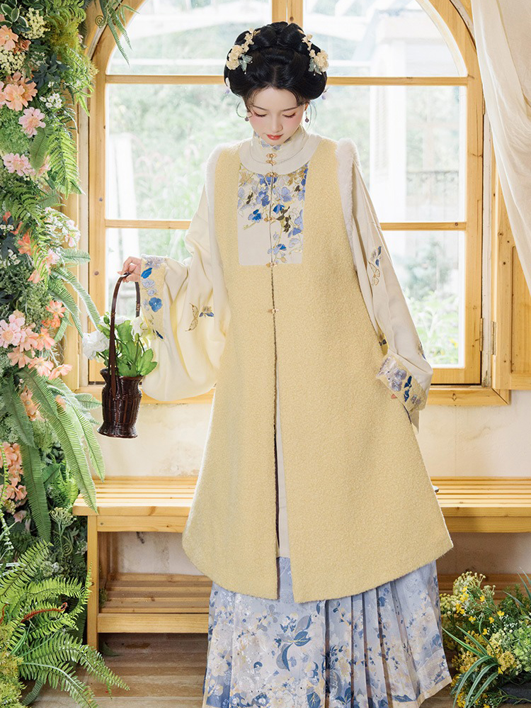 Ming Dynasty Women Long Coat and Maian Skirt Bijia Set