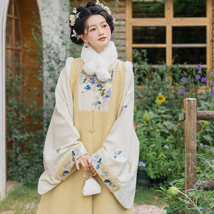 Ming Dynasty Women Long Coat and Maian Skirt Bijia Set