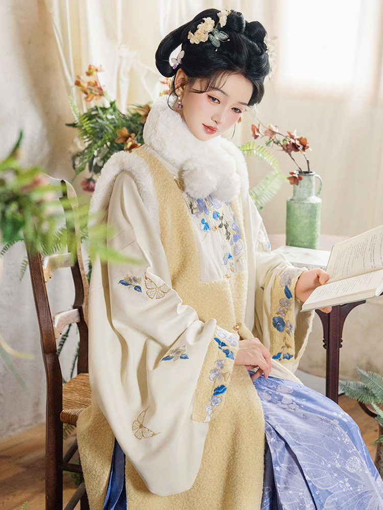 Ming Dynasty Women Long Coat and Maian Skirt Bijia Set
