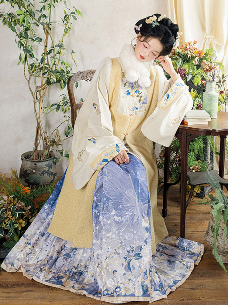 Ming Dynasty Women Long Coat and Maian Skirt Bijia Set