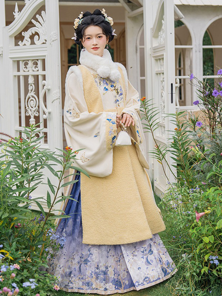 Ming Dynasty Women Long Coat and Maian Skirt Bijia Set