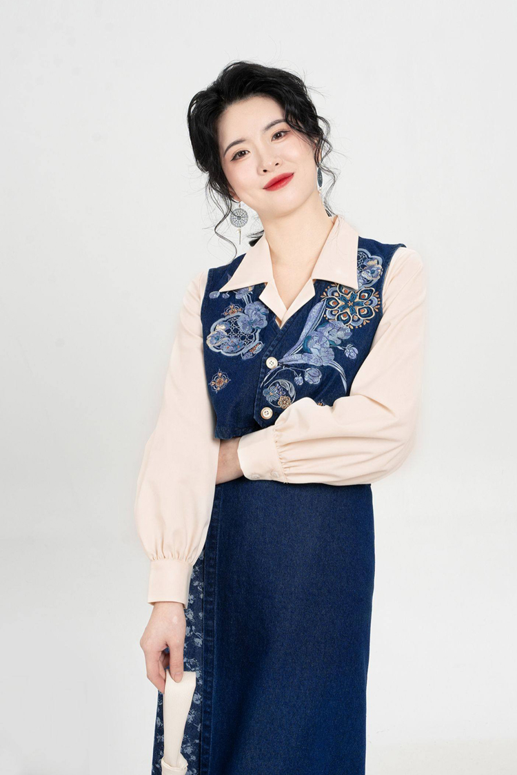 Fashionable Hanfu Short Embroidered Vest with Denim-Inspired Xuanqun