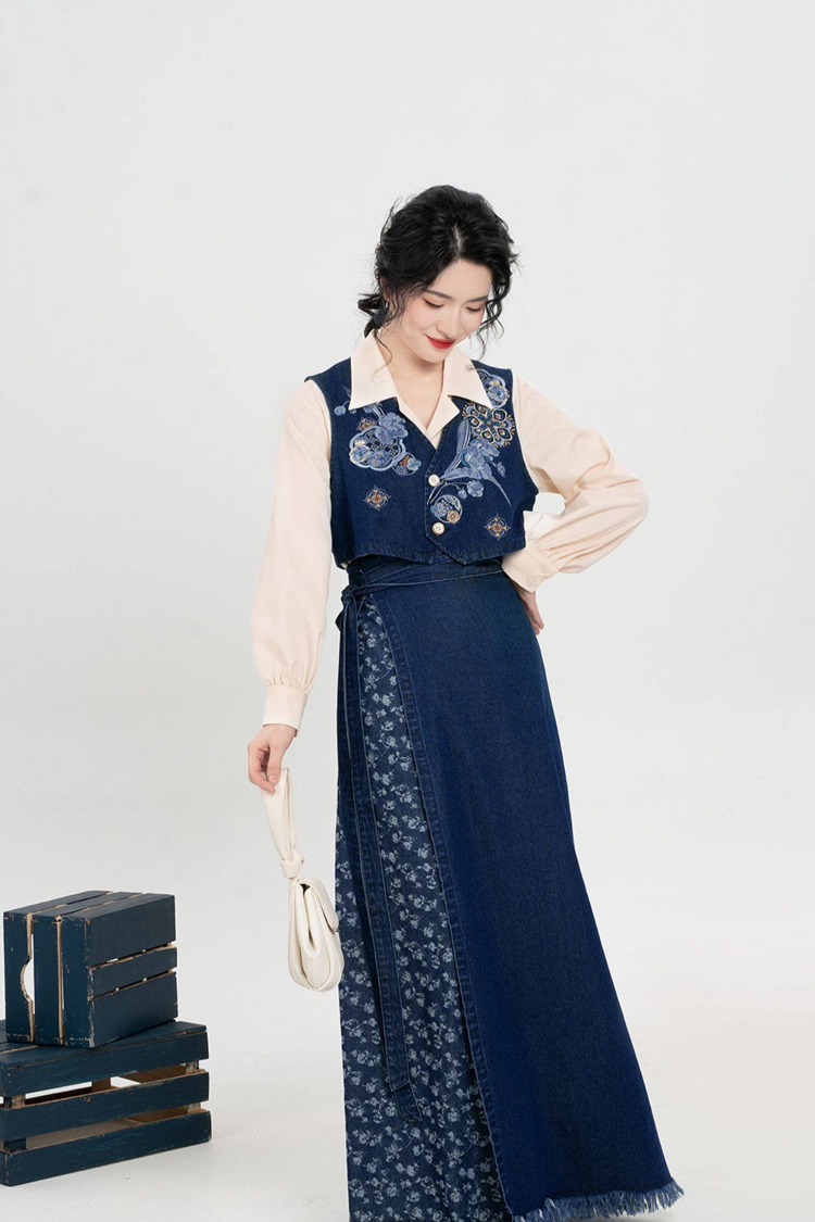 Fashionable Hanfu Short Embroidered Vest with Denim-Inspired Xuanqun