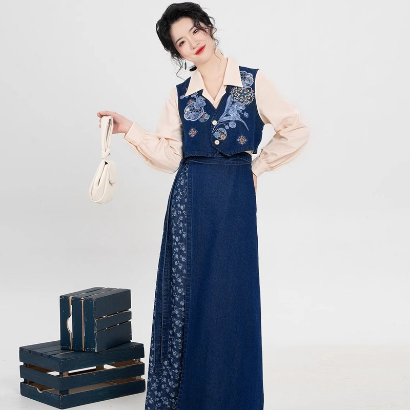 Fashionable-Hanfu-Short-Embroidered-Vest-with-Denim-Inspired-Xuanqun-3 Fashionable Hanfu Short Embroidered Vest with Denim-Inspired Xuanqun