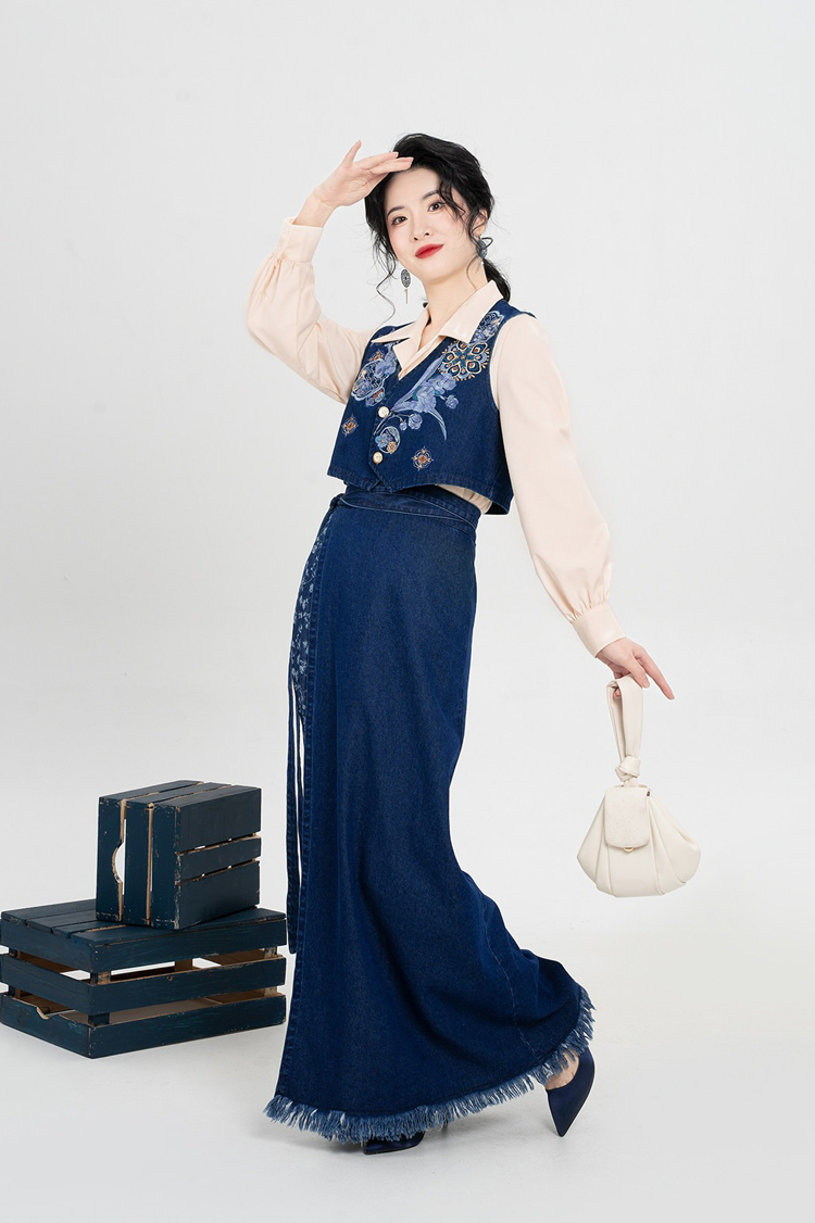 Fashionable Hanfu Short Embroidered Vest with Denim-Inspired Xuanqun