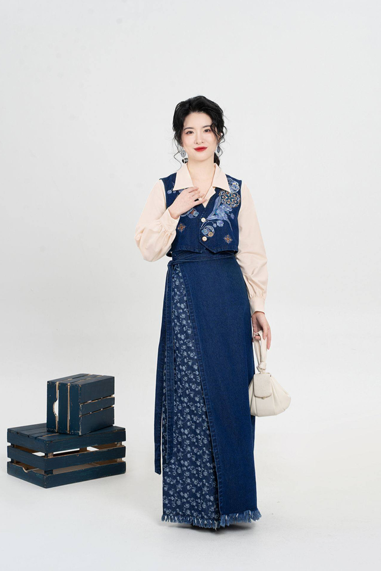 Fashionable Hanfu Short Embroidered Vest with Denim-Inspired Xuanqun
