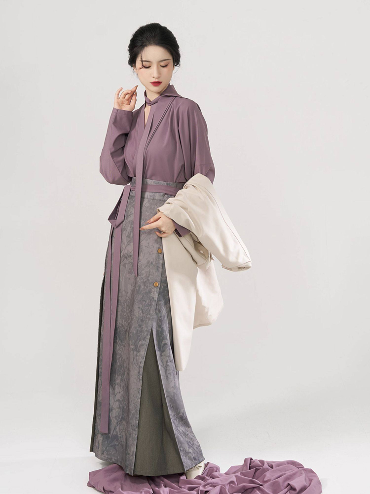 Fashionable Womemn Hanfu Commuter Wear: Modernized Song Dynasty Attire