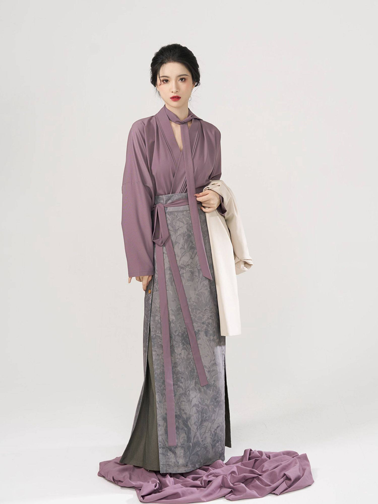 Fashionable Womemn Hanfu Commuter Wear: Modernized Song Dynasty Attire