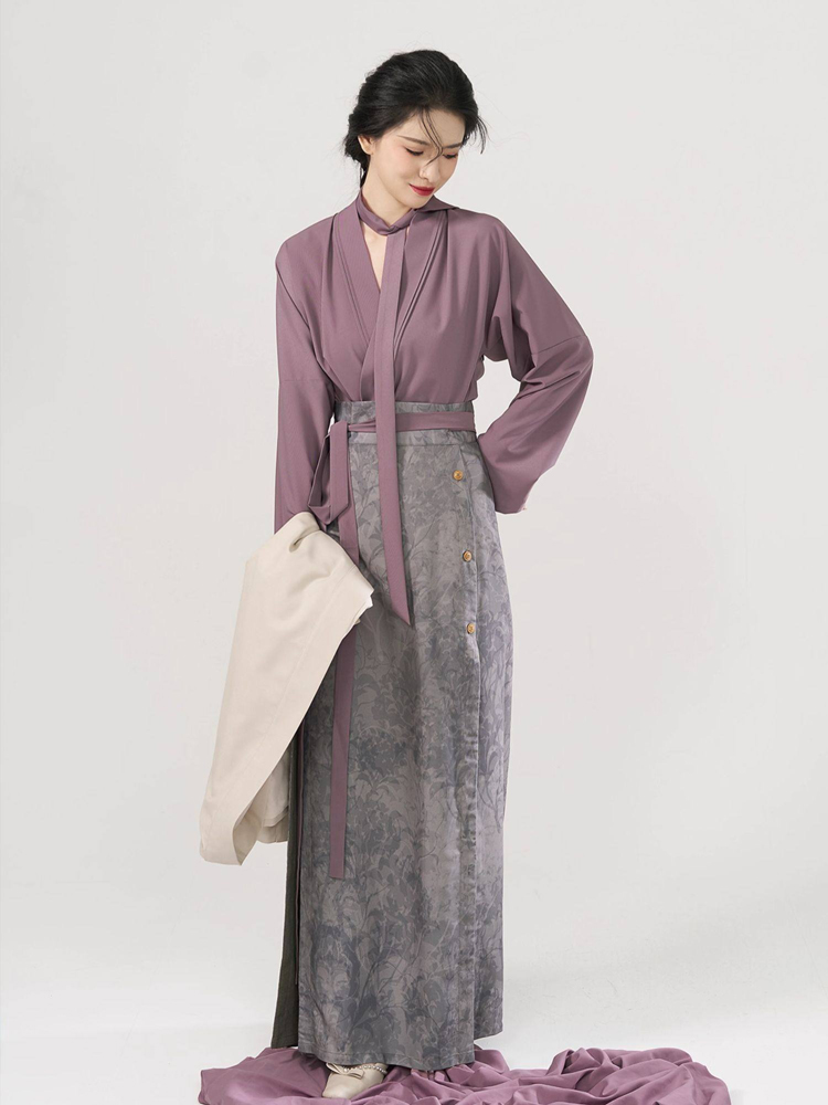 Fashionable Womemn Hanfu Commuter Wear: Modernized Song Dynasty Attire